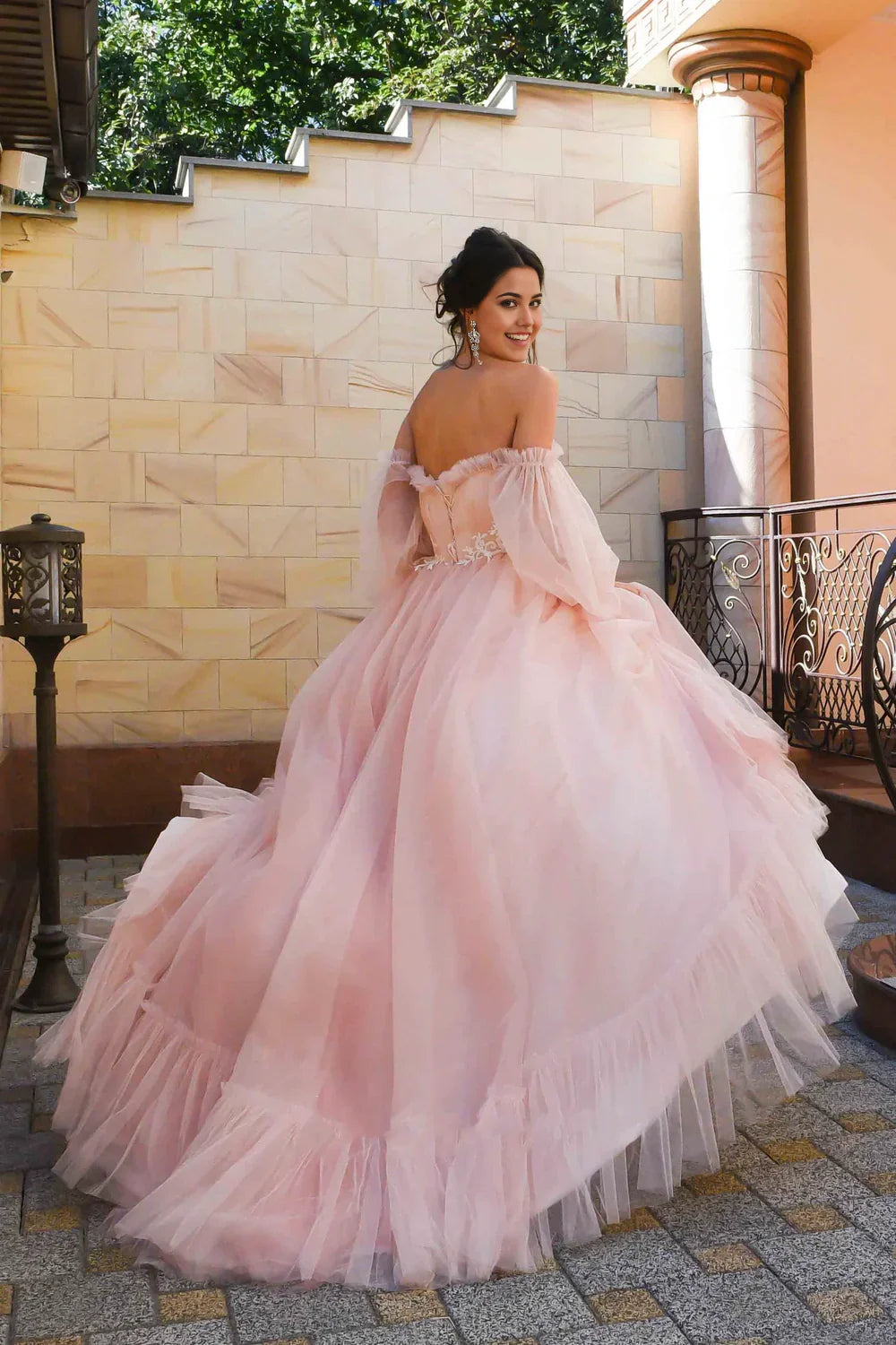 Vestido de novia de tul con escote en forma de A, hombros descubiertos y mangas estilo poeta